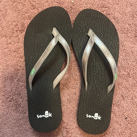 Ladies Sanuk Flip Flips! - Picture 2 of 7